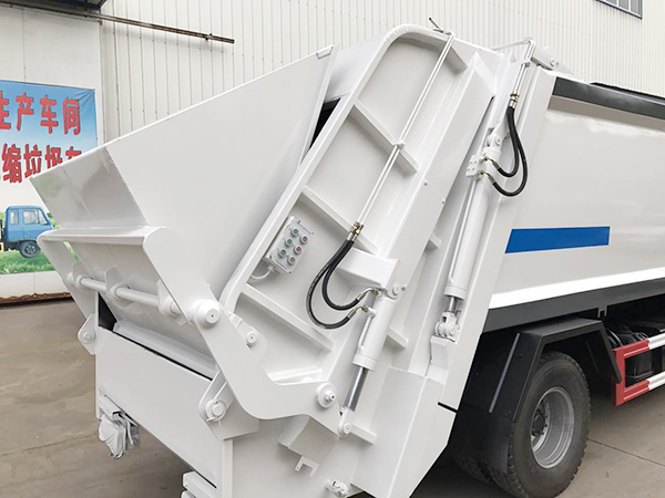 東風多利卡壓縮垃圾車8方