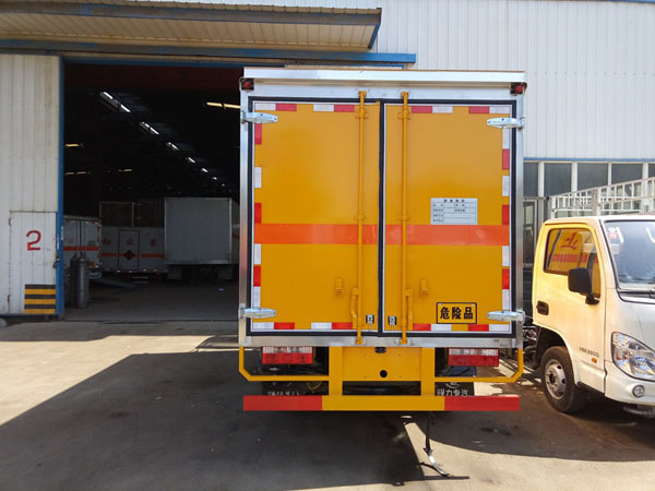 多利卡4.1米(3.4噸)腐蝕品廂式車