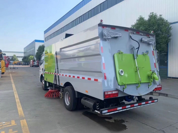 東風大多利卡掃路車(2.5方水罐5方塵罐)