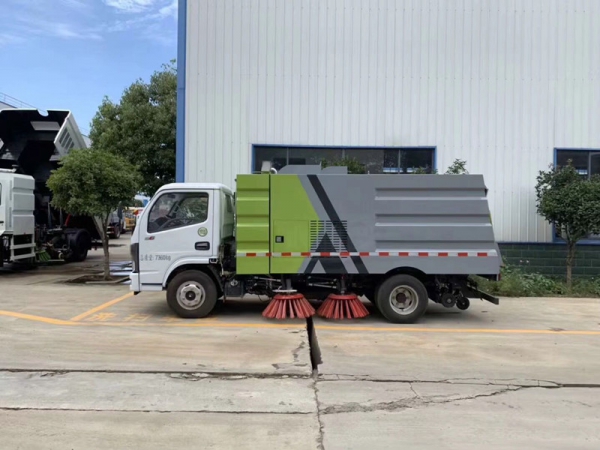 東風(fēng)小多利卡掃路車（1.5方水罐，4方塵罐）