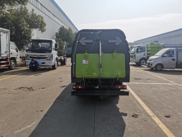 長安小型掃路車(0.5方水罐,1.5方塵罐)