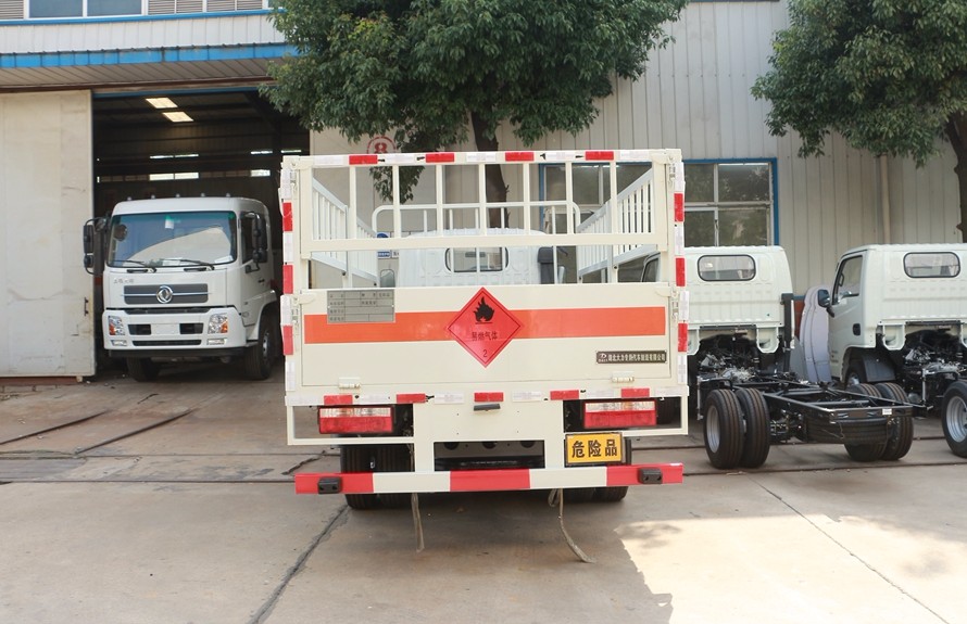 多利卡4.1米(藍(lán)牌)氣瓶車