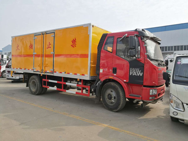 解放6.2米(10.4噸)雜項危險品廂式車