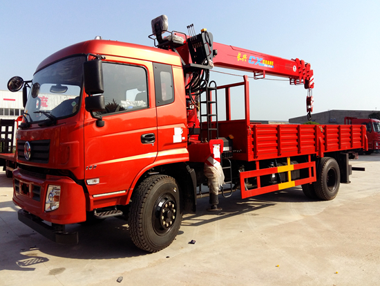 東風(fēng)專(zhuān)底8噸隨車(chē)吊