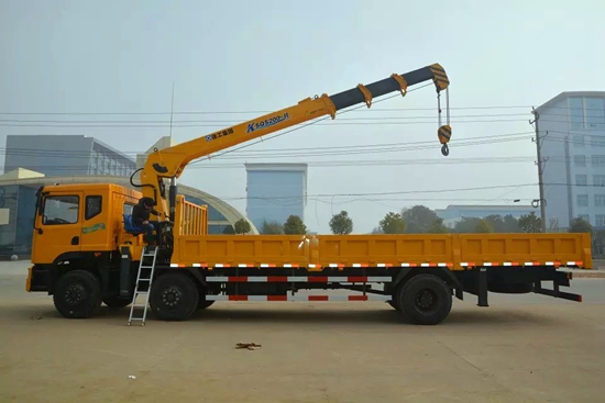 東風(fēng)小三軸12噸隨車(chē)吊