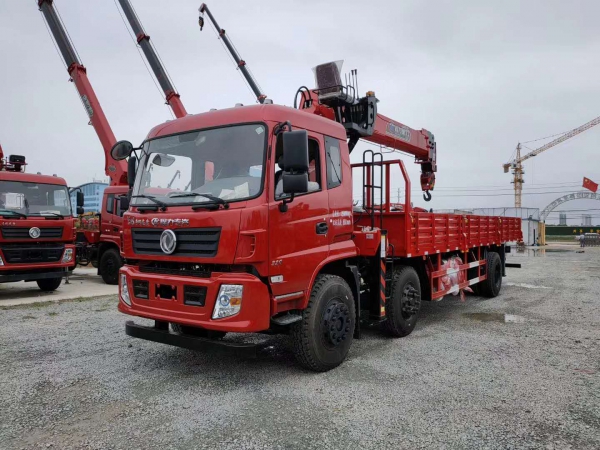 東風(fēng)專(zhuān)底小三軸12噸隨車(chē)吊