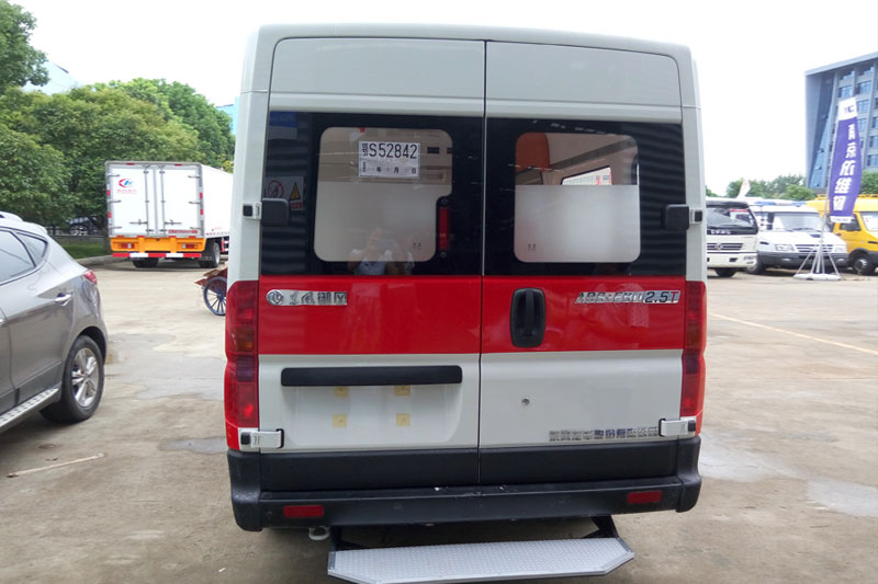 東風(fēng)御風(fēng)長(zhǎng)軸柴油救護(hù)車