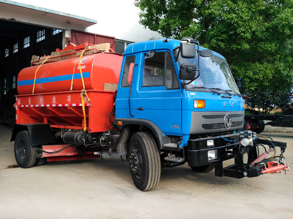 出口多功能除雪車 帶水罐除雪車