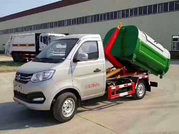 長(zhǎng)安國(guó)六汽油鉤臂(車(chē)廂可卸)式垃圾車(chē)(后單輪)3方