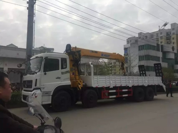東風(fēng)天龍前四后八16噸隨車吊