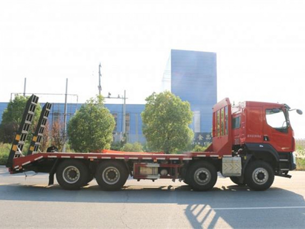 (國(guó)六)柳汽前四后八平板運(yùn)輸車