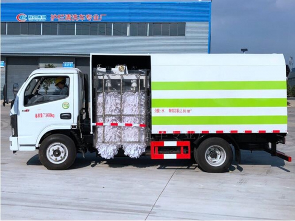 東風(fēng)小多利卡4方護欄清洗車