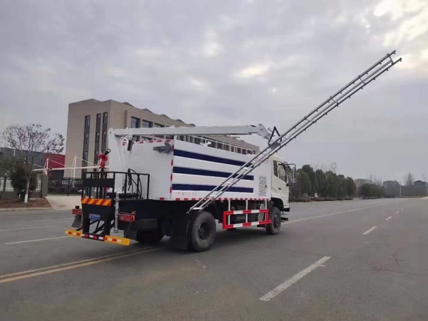 東風(fēng)四驅(qū)光伏板清洗車,8方水罐