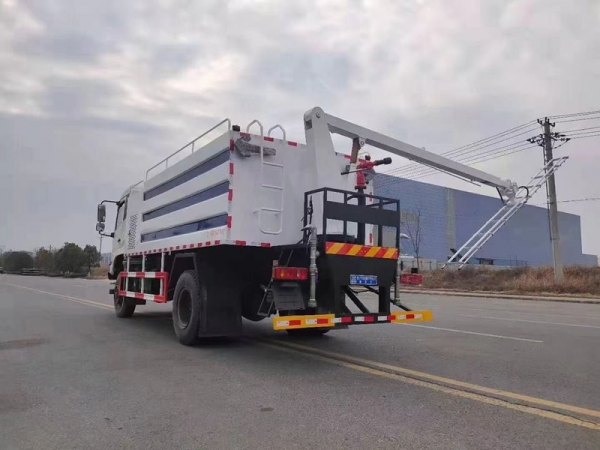 東風(fēng)四驅(qū)光伏板清洗車,8方水罐