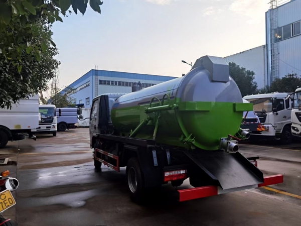 東風小多利卡4方吸污車