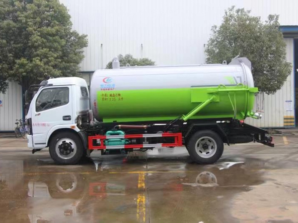 東風(fēng)大多利卡8方吸污車