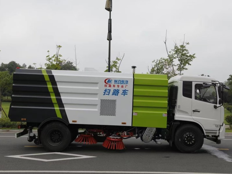 東風天錦掃路車(4方水罐8方塵罐)