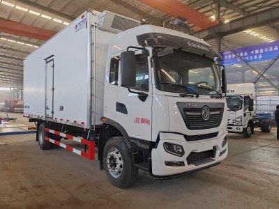 東風(fēng)天錦6.8米貨箱冷藏車，后部加裝液壓尾板超實(shí)惠